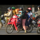 Fünf Personen auf einem Scooter sind kein Problem und keine Seltenheit